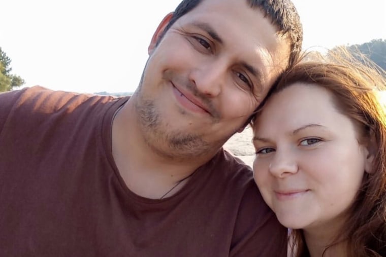 Nikita, à esquerda, e Oksana sorriem para um retrato do lado de fora