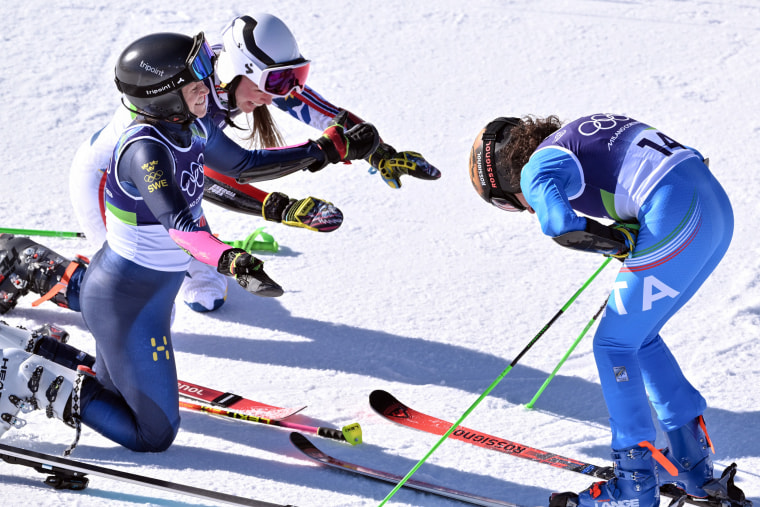 A norueguesa Thea Louise Stjarnesund e a sueca Sara Hector se curvam diante da italiana Federica Brignone após vencer o slalom gigante feminino em Cortina d'Ampezzo, em 15 de fevereiro de 2026. 