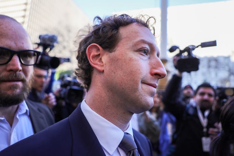 Mark Zuckerberg walks into court.