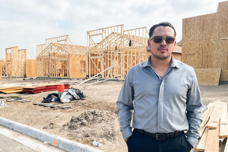 Mario Guerrero, diretor executivo da South Texas Builders Alliance e proprietário de uma construtora residencial, está em frente a um canteiro de obras.