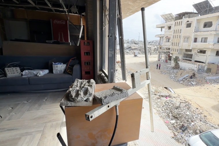 The antenna for Zaman FM is mounted on a piece of broken concrete.