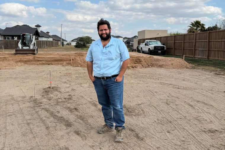 Javier Vázquez está do lado de fora