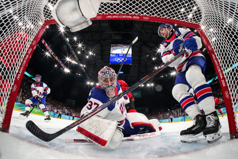 நெட்ஸின் POV இல் இருந்து பார்த்தபடி, அமெரிக்காவின் கானர் ஹெல்பியூக் #37 மற்றும் சார்லி மெக்காவோய் #25 சேமித்த பிறகு