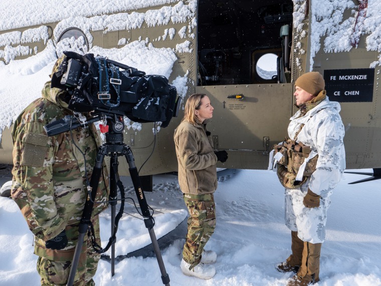 Courtney Kubey entrevista o major-general John Cogbill lá fora, na neve, perto de um carro