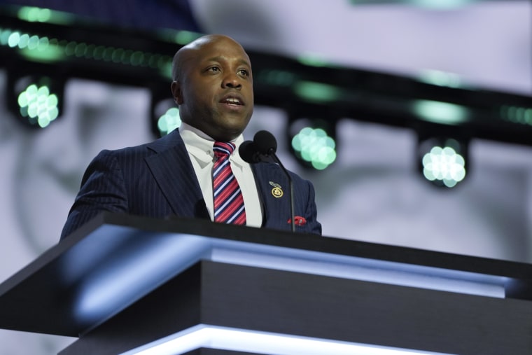 பிரதிநிதி வெஸ்லி ஹன்ட் ஒரு மாநாட்டின் போது பேசுகிறார்