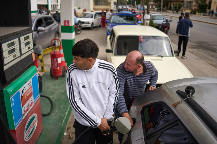 Personas compran combustible en una estación de gasolina en La Habana, Cuba, el de enero de 2026.
