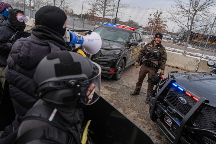 Un agente del sheriff del condado de Hennepin frente a los manifestantes a las afueras del edificio federal Bishop Whipple en Minneapolis. 
