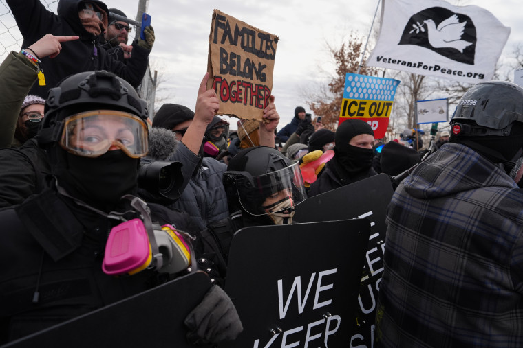 Manifestantes protestaron el sábado en Minneapolis. 