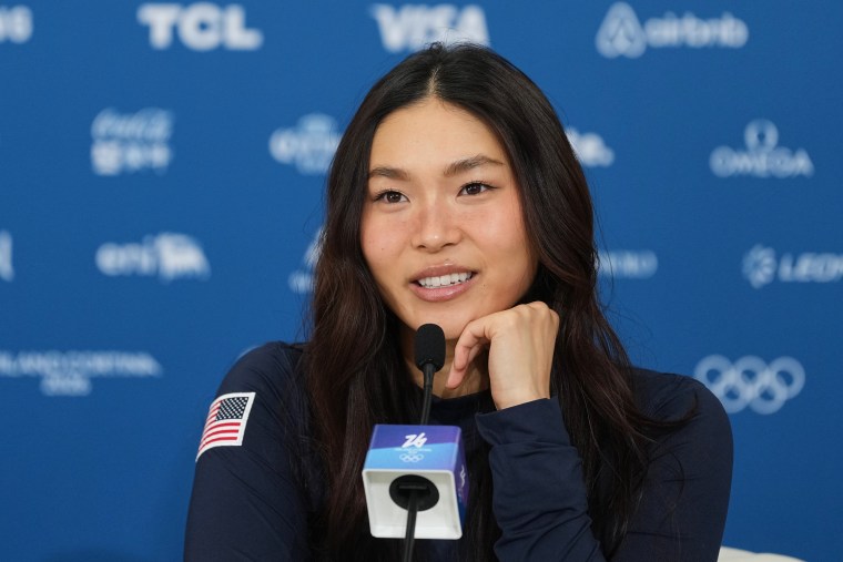Chloe Kim, de Estados Unidos, habla durante una rueda de prensa en los Juegos Olímpicos de Invierno de 2026, en Livigno, Italia, el 9 de febrero de 2026.