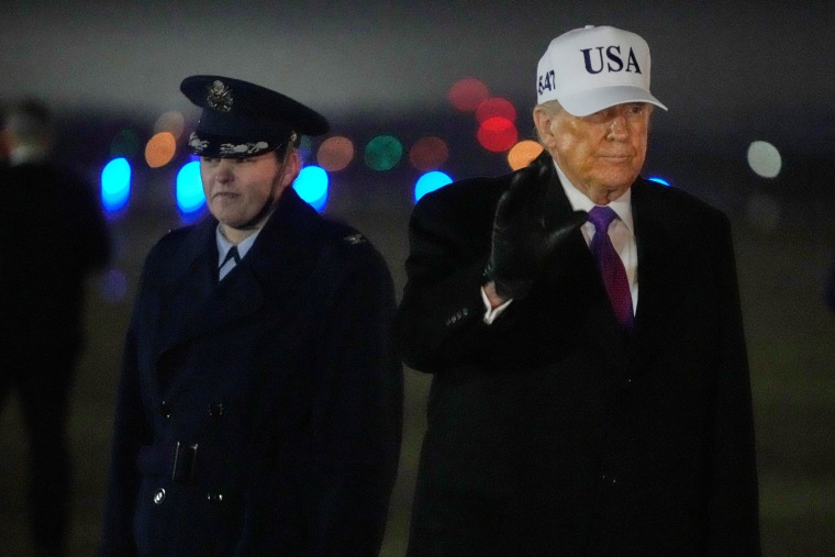 El presidente, Donald Trump, saluda tras bajar del Air Force One, el 19 de febrero de 2026, en la Base Conjunta Andrews, Maryland, a su regreso de un viaje a Georgia.
