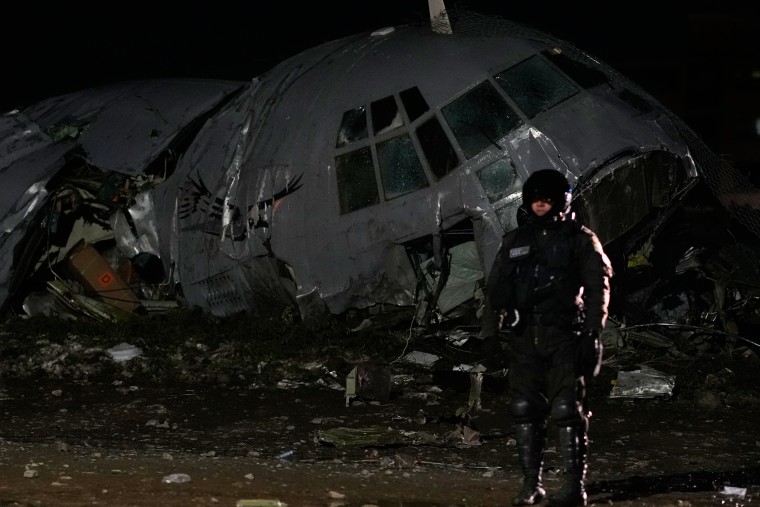Un policía militar junto a un avión que se estrelló en El Alto, Bolivia, el viernes 27 de febrero de 2026.