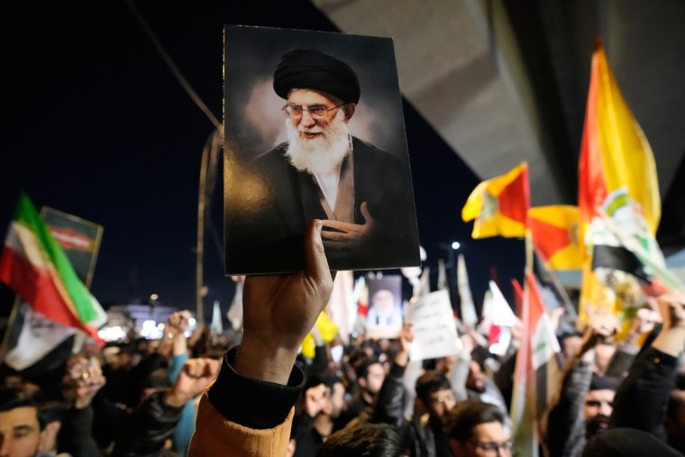 Un manifestante sostiene un retrato del líder supremo de Irán, el ayatolá Ali Khamenei, en Bagdad, Irak, el sábado 28 de febrero de 2026.