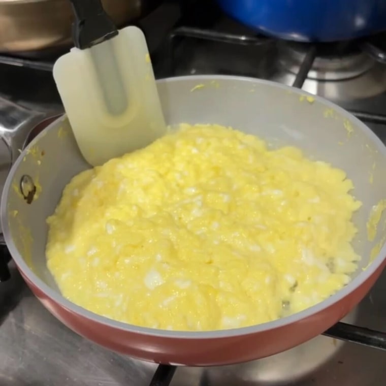 The ceramic coating creates a PFA-free nonstick effect.