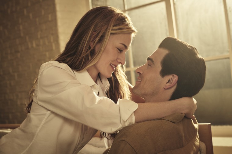 Sarah Pidgeon como Carolyn Bessette-Kennedy, Paul Anthony Kelly como John F. Kennedy Jr. 