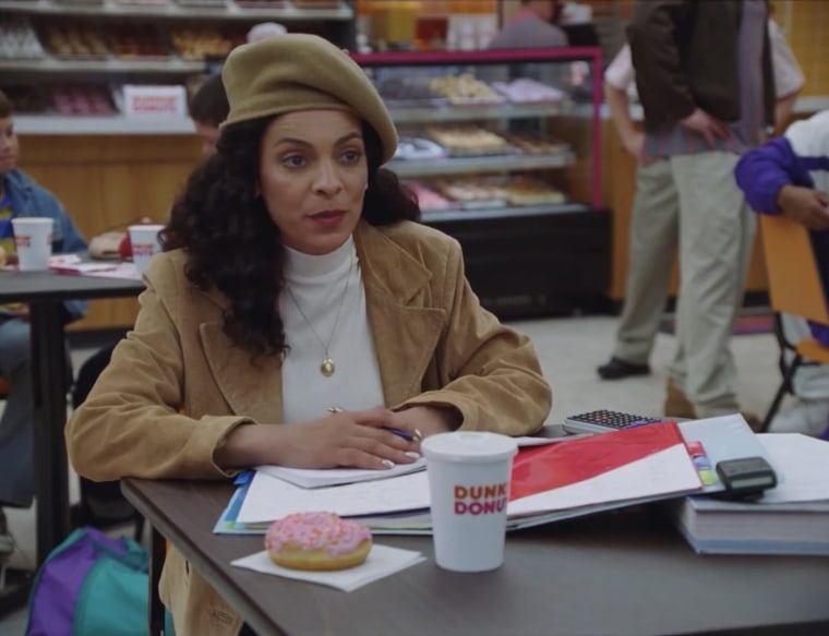 Jasmine Guy no comercial do Dunkin no Super Bowl.