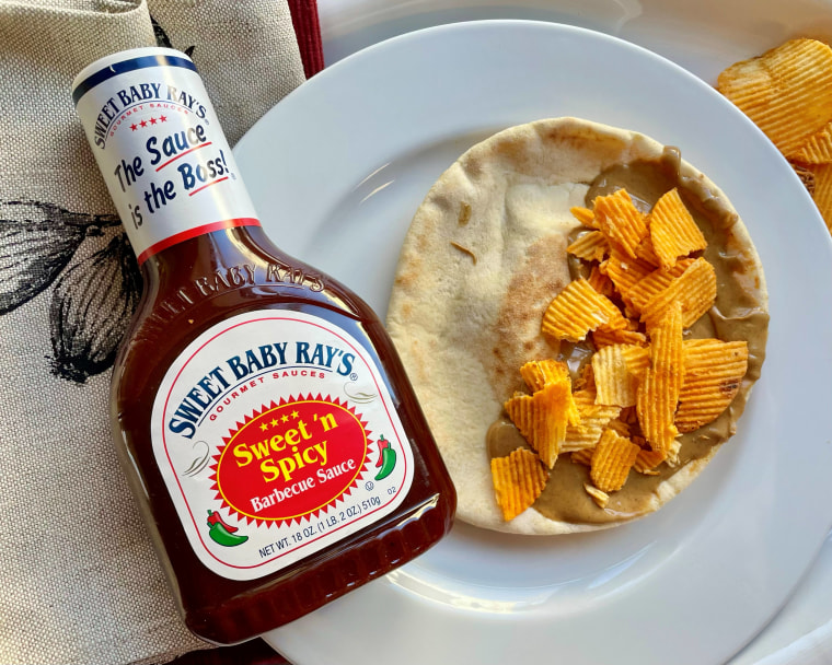Depois de empilhar algumas lascas de queijo cheddar e creme de leite em sua obra-prima, é hora de coroá-la com molho barbecue.