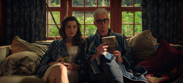 Rachel Weisz como o protagonista e John Slattery como John em 