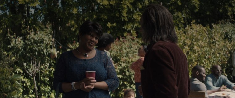 Tia Esther (a atriz haitiana Karina Bonnefil) e Slattery (Ben Kingsley) em 