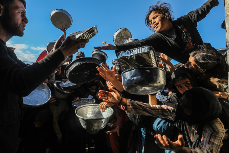 Hot meals distributed to displaced Palestinians in Gaza
