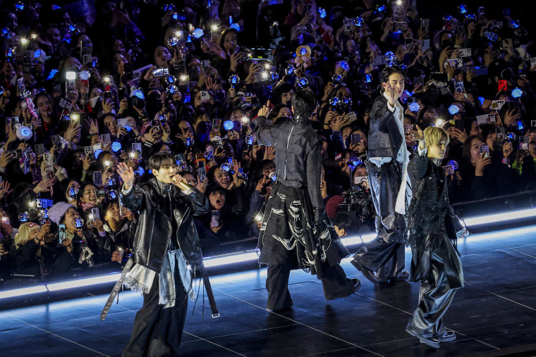 Οι BTS επανενώνονται μετά από στρατιωτική παύση με την ιστορική απόδοση της επιστροφής στη Σεούλ