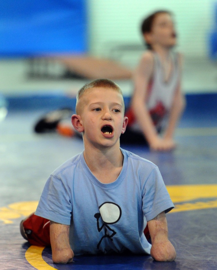 Dayton Weber, 11 anos, lidera o Team Rampage em sua rotina de alongamento.