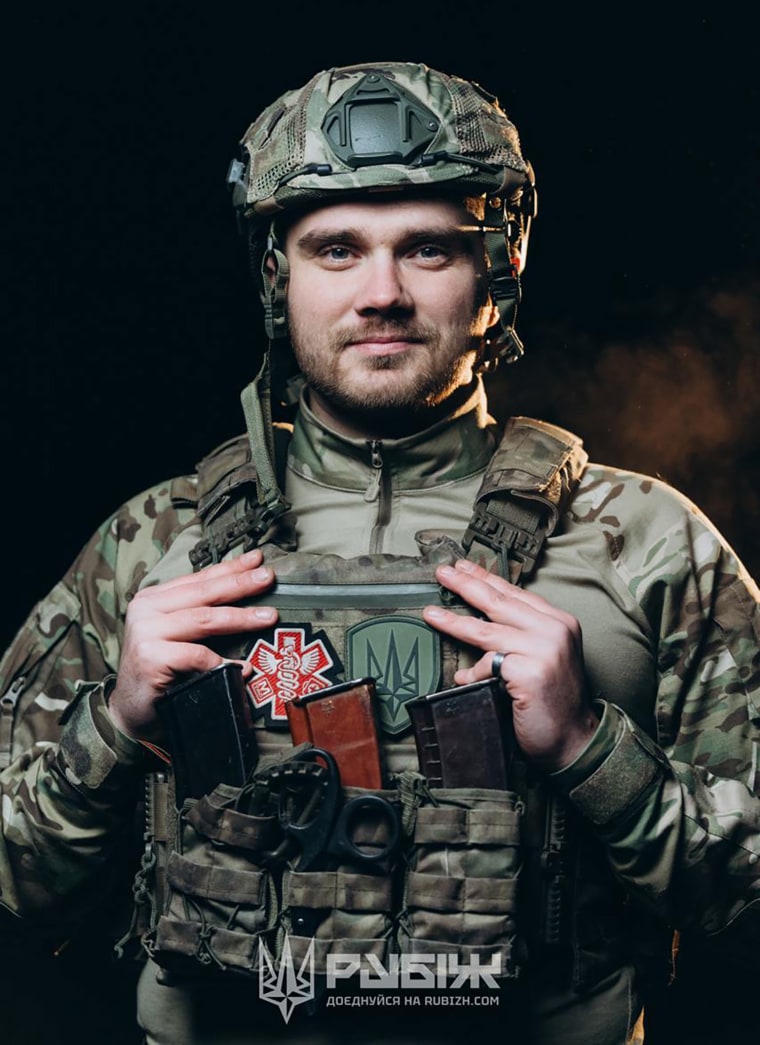 सैन्य चिकित्सक वादिम ने कहा कि उन्हें और अग्रिम मोर्चे पर तैनात उनके साथी चिकित्सकों को ''बहुत कम भ्रम'' है कि कूटनीति से यूक्रेन की शर्तों पर शांति स्थापित की जा सकती है। 