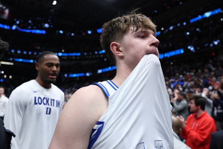 Ação na quadra durante um jogo de basquete da NCAA.
