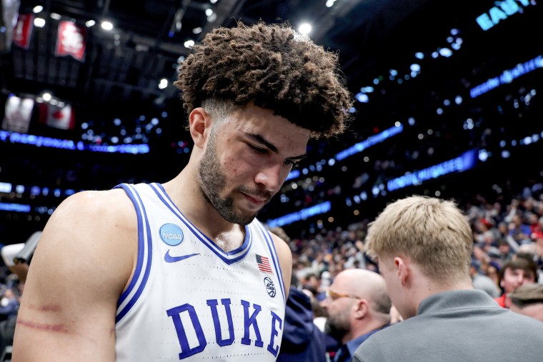 Cameron Boozer entra na quadra de basquete, olhando profundamente para baixo