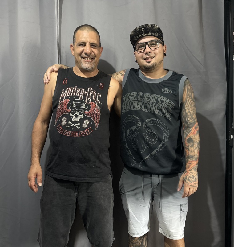 Christos Soteriu, à esquerda, com seu filho Jade. Soteriu tem hipercolesterolemia familiar, uma doença genética que causa níveis de colesterol extremamente elevados. 