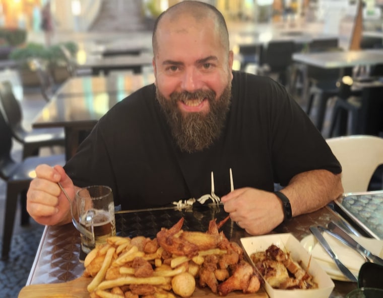 Marco Carabote teve um ataque cardíaco e precisou de uma cirurgia quádrupla de ponte de safena. Mais tarde, ele ingressou em ensaios clínicos. 