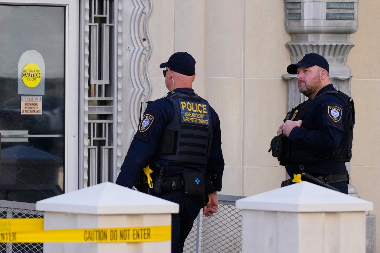 Agentes del DHS custodian el 12 de marzo de 2026 la corte en la que se celebra el juicio por un tiroteo ocurrido en 2025 en un centro de detención de ICE, en Fort Worth, Texas. 