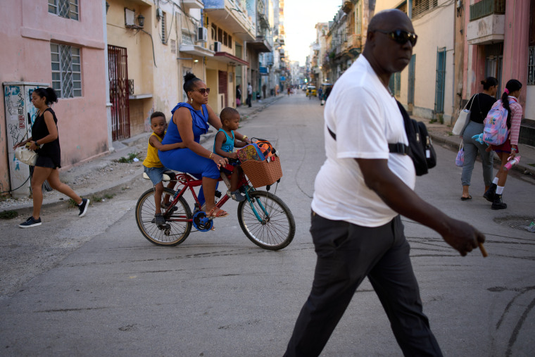 Transeúntes en La Habana, Cuba, el 25 de marzo de 2026.