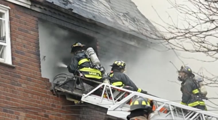 Captura de video de los bomberos mientras combatían las llamas durante el incendio en Queens, Nueva York.