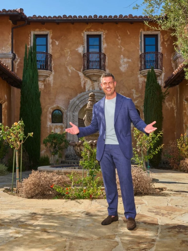 Jesse Palmer is the host of "Bachelor Mansion Takeover."