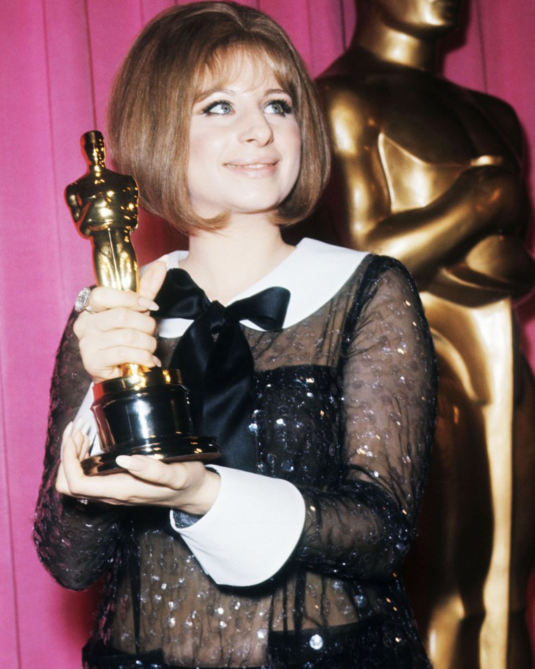 Barbra Streisand com seu Oscar de melhor atriz. O ano foi marcado pelo primeiro e, até então, único empate com Katharine Hepburn.