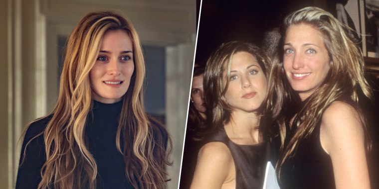 Sarah Pidgeon com cabelo loiro mais escuro, ao lado de Carolyn Bessette e Jennifer Aniston em 1995.
