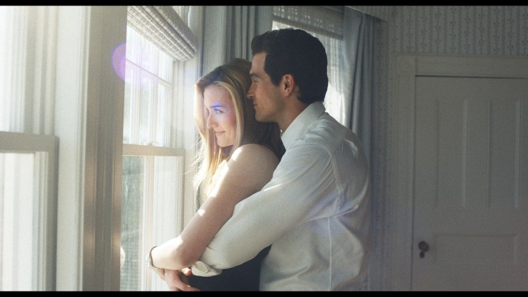 Sarah Pidgeon como Carolyn Bessette, Paul Anthony Kennedy como John F. Kennedy Jr.