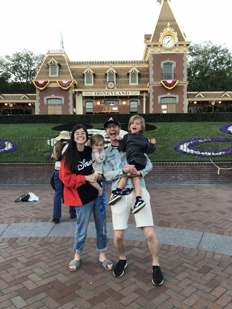 Райн нас барахаас өмнөхөн авахуулсан зураг. Тэд гэр бүлээрээ аяллаар явж байжээ