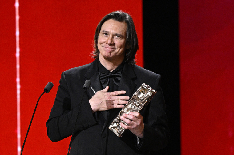 Jim Carrey recebe seu prêmio Cesar honorário.
