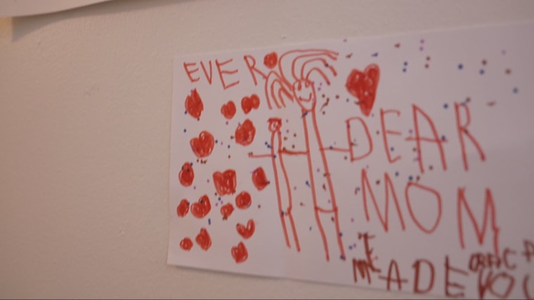 Lea Michele diz que guarda desenhos dos dois filhos na porta do camarim.