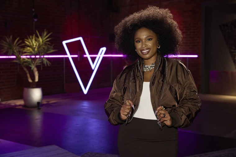 A treinadora ex-aluna Jennifer Hudson retorna para ajudar a orientar a equipe Kelly durante os ensaios de coaching