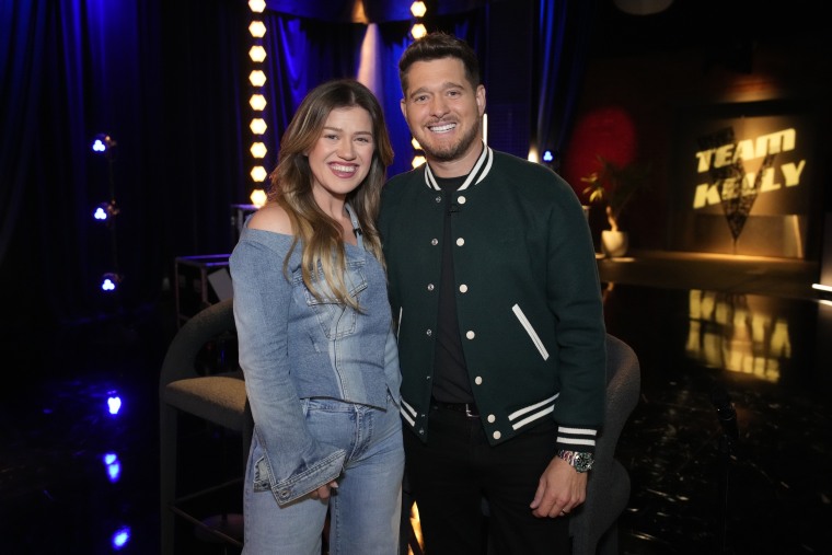 O técnico ex-aluno Michael Bublé retorna como mega mentor do Team Kelly