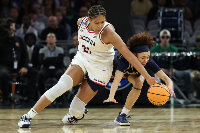 Sarah Strong of the UConn Huskies and Hannah Hidalgo of the Notre Dame Fighting Irish battle for a loose ball on March 29, 2026 in Fort Worth, Texas. 
