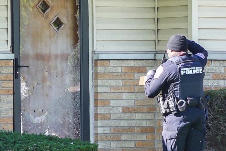 Το σπίτι του Ρον Γκίμπσον στη βορειοανατολική πλευρά της Ινδιανάπολης πυροβολήθηκε τη Δευτέρα.