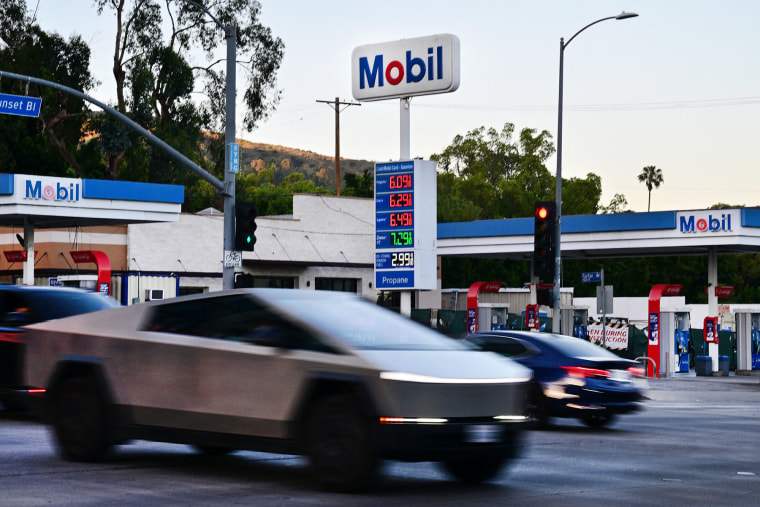 Os preços da gasolina são mostrados acima em um posto de gasolina Mobil em Sunset Boulevard, em Los Angeles, em 6 de abril de 2026. 