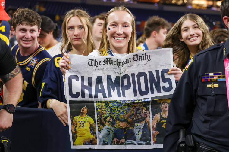 Foto: Fãs do Michigan Wolverines comemoram depois que Michigan derrotou o UConn Huskies