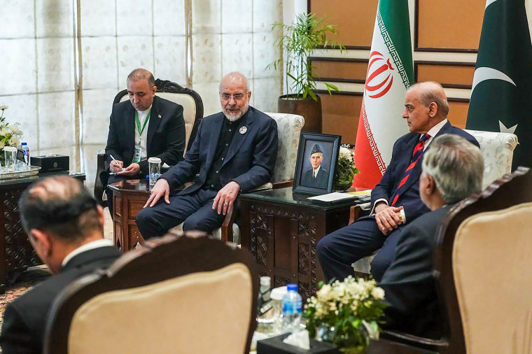 O primeiro-ministro do Paquistão, Shehbaz Sharif, encontrou-se com o presidente do Parlamento do Irã, Mohammad Bagher Ghalib
