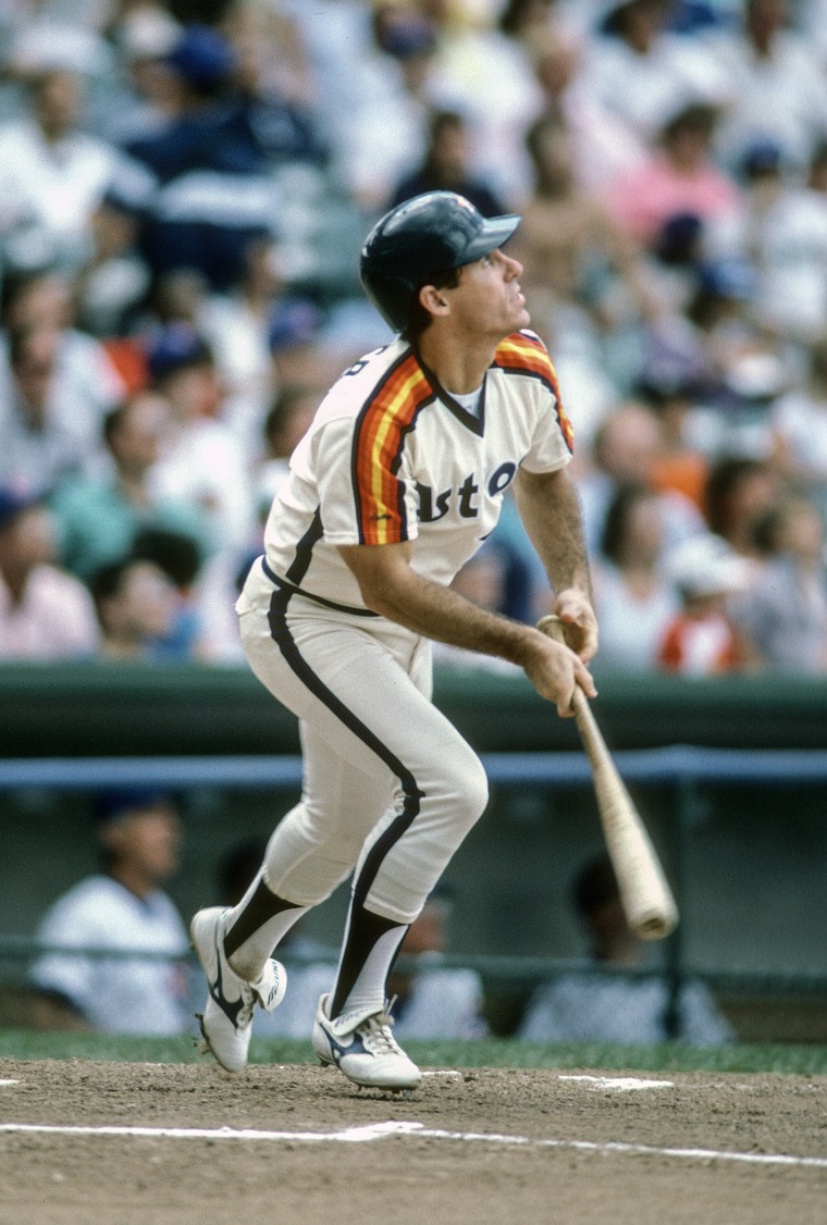 Фил Гарнер смотрит вверх, роняя бейсбольную биту.