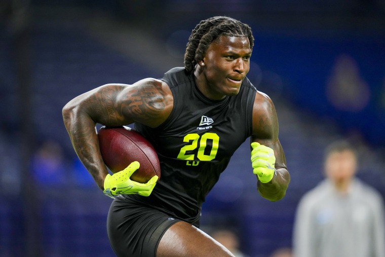 Na foto: Arvel Reese, do estado de Ohio, durante o 2026 NFL Scouting Combine no Lucas Oil Stadium