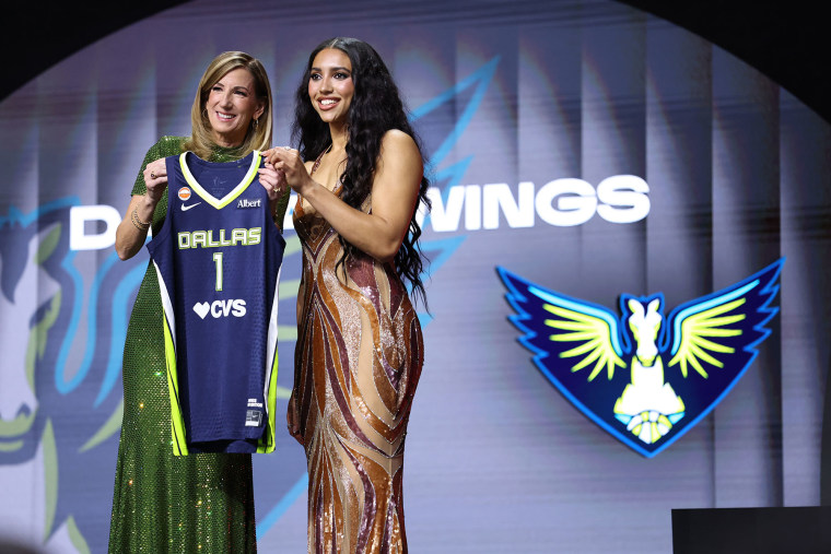A comissária da WNBA Cathy Engelbert posa para uma foto com Azji Fade depois de ser escolhida pela primeira vez no geral pelo Dallas Wings durante o WNBA Draft 2026 em 13 de abril de 2026 no The Shed em Nova York.